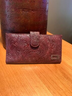 Guess Embossed Floral Faux Leather Wallet in Deep Wine